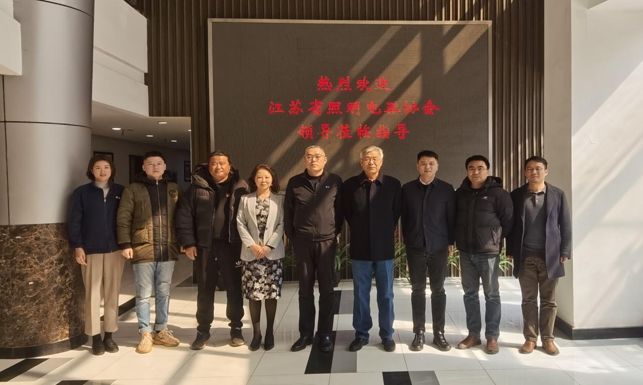 Э���쵼һ�и����Ͽ������